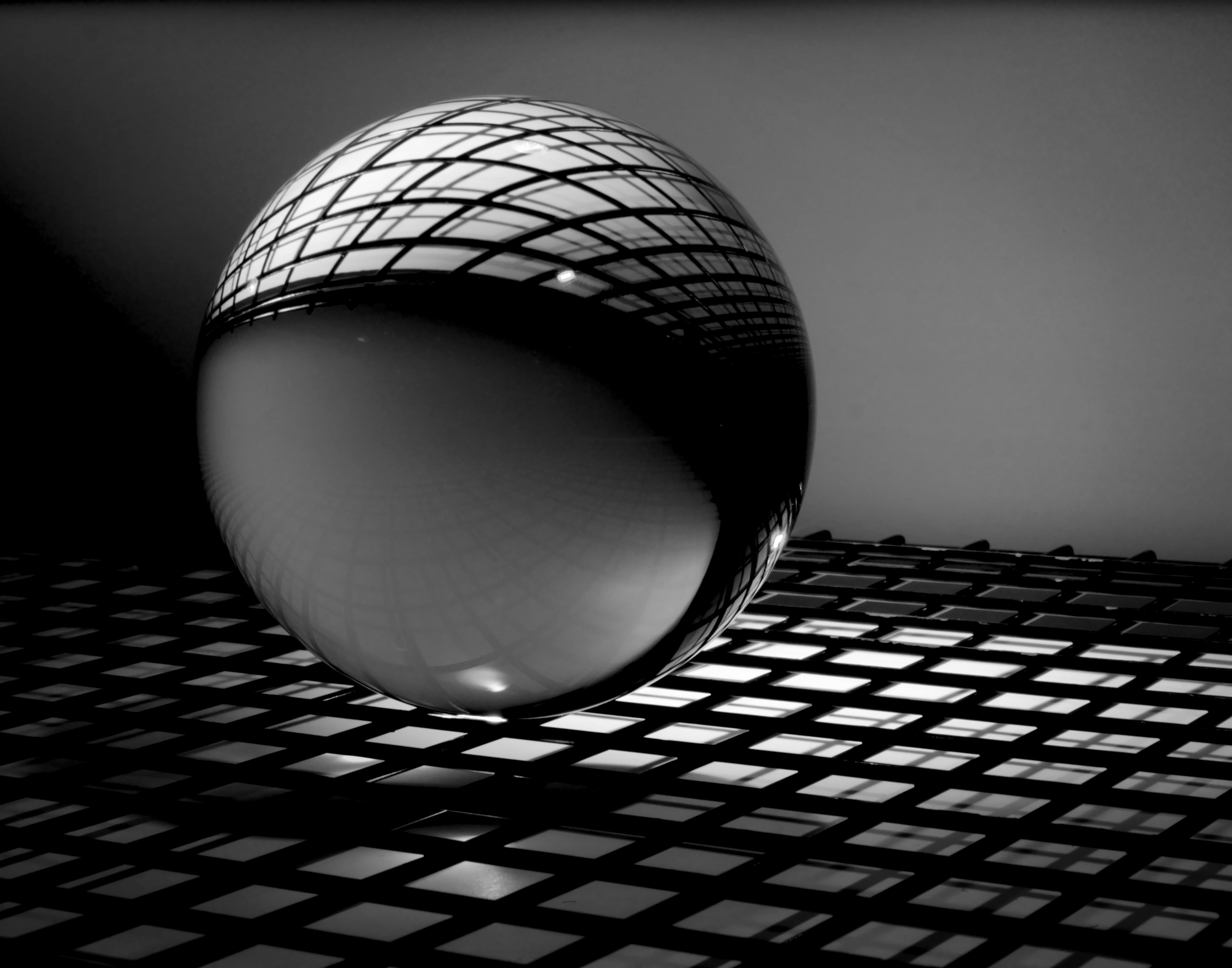 Mystery glass. Интерференция квантовый компьютер. Оптическое поле. Квантовый компьютер 2022. Хрустальный шар чб.
